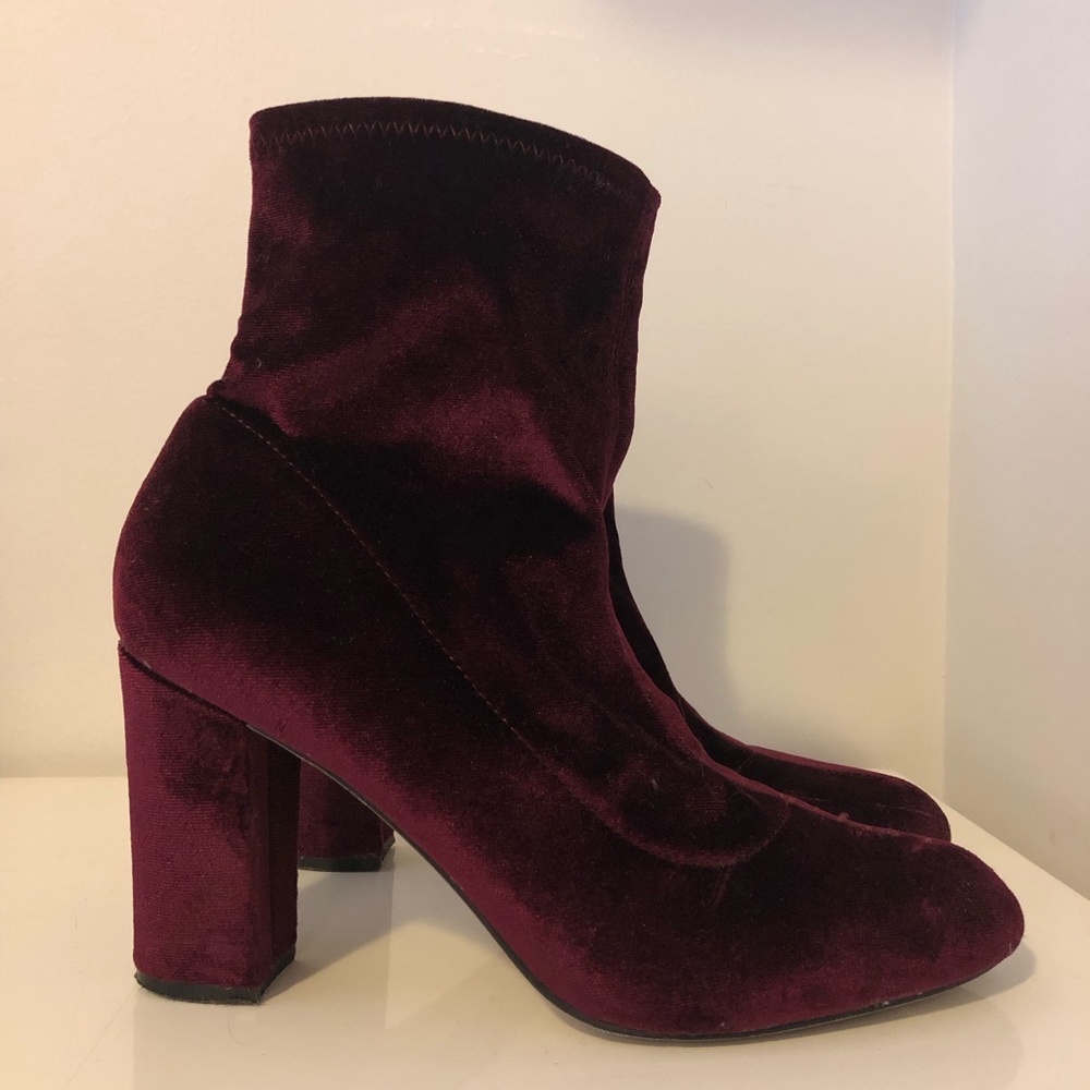 Velvet burgundy booties!